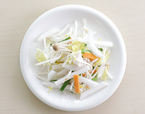 野菜を切って皿に並べる。